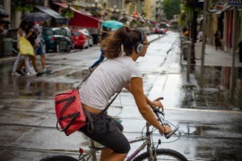 Ποδήλατο πόλης με ασφάλεια: 5 συμβουλές για να είσαι ασφαλής! Ποδήλατο ακούγωντας μουσική